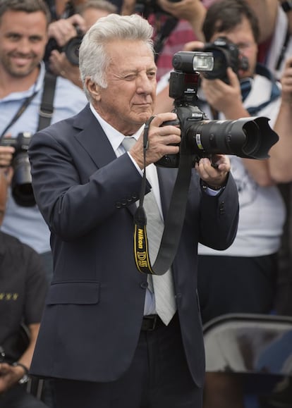 <p>Dustin Hoffman siempre ha tenido fama de actor difícil, meticuloso e incluso inseguro, pese a las más de cinco décadas que alaban su trayectoria. Unas capacidades que parece dejar a un lado cuando abandona la sala de rodaje, pues es habitual ver al actor bromear y mostrar su sentido del humor en las alfombras rojas y en los eventos a los que es invitado.</p> <br> <p>Ejemplo de ello es que más de una vez a animado alguna que otra instantánea poniendo 'orejitas' sobre la cabeza del fotografiado o, durante el pasado festival de Cannes 2017, cuando tomó prestada una cámara de los fotógrafos situados al otro lado de la pasarela para fotografiar él mismo a sus compañeros de profesión.