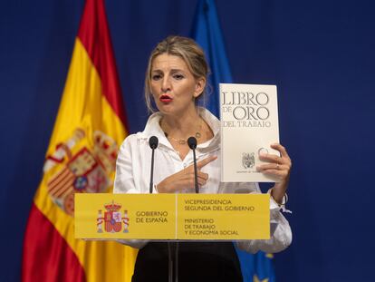 La vicepresidenta segunda y ministra de Trabajo y Economía Social, Yolanda Díaz, muestra el Libro de Oro del Trabajo, este jueves en la sede del Ministerio en Madrid.