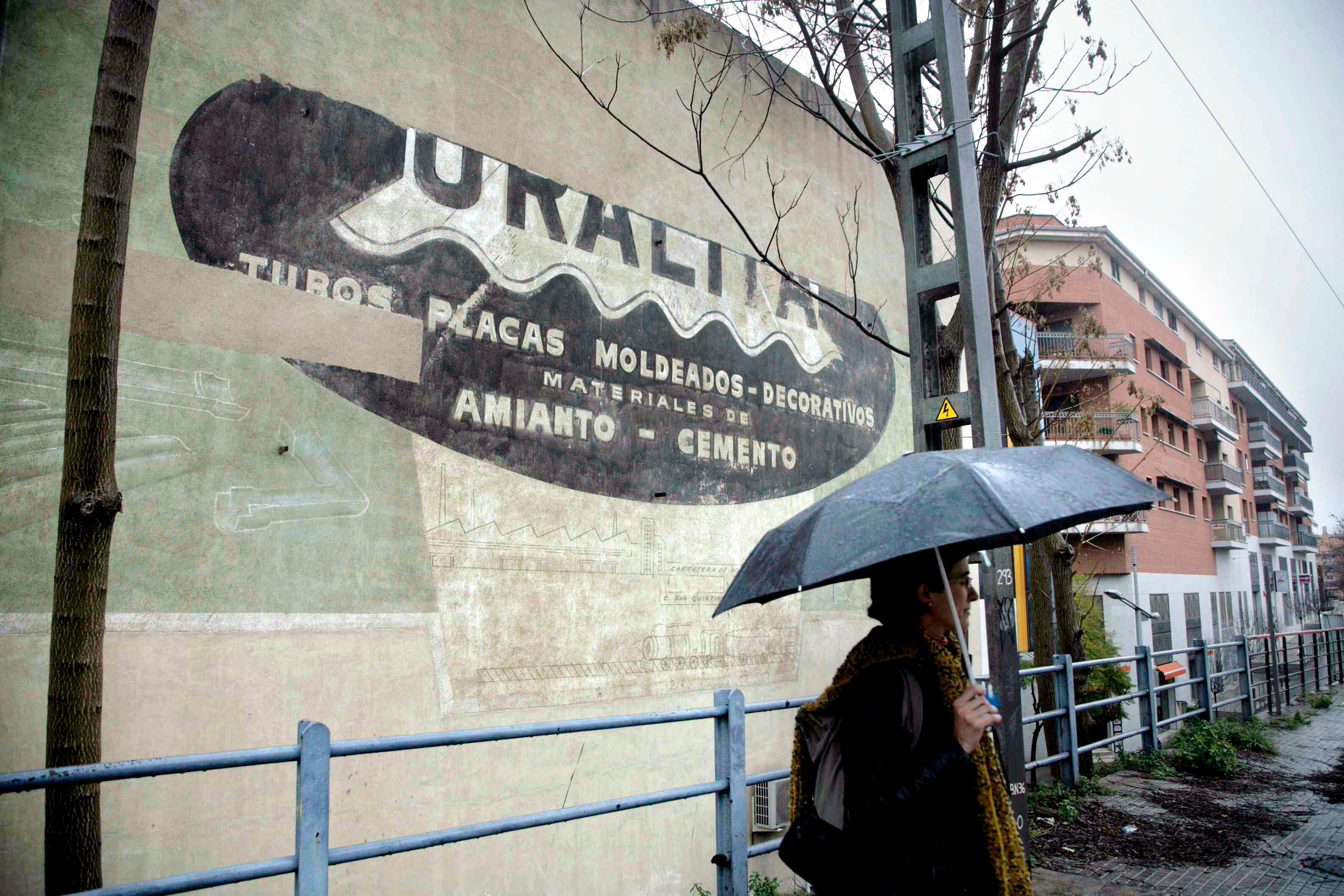 Antiguo anuncio de la empresa Uralita en la estación de Renfe de Cerdanyola del Vallès, en 2010.