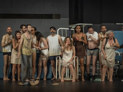 Un momento de la adaptación teatral de la novela 'Ensayo sobre la ceguera' de José Saramago, en el Teatro Nacional São João de Oporto, que coproduce la obra en colaboración con el Teatre Nacional de Catalunya.