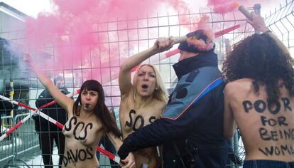 Activistas del colectivo Femen protestan en Davos
