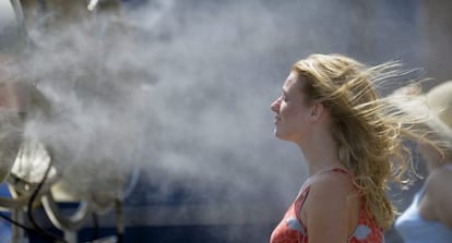 Una joven se refresca ante un ventilador. EFE/Archivo