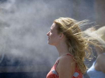 Una joven se refresca ante un ventilador. EFE/Archivo