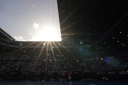 Nadal, al servicio en el partido contra Jack Draper en la primera ronda del Open de Australia, en enero de 2023.