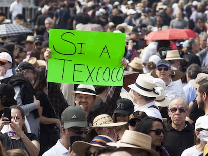 Un hombre con un letrero a favor del aeropuerto de México. 