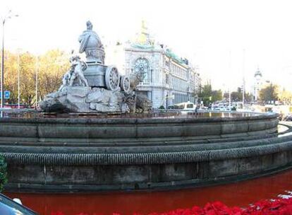 La famosa fuente de la diosa, también de rojo.