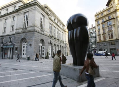 La escultura <i>Culis Monumentalibus</i> frente al teatro Campoamor de Oviedo