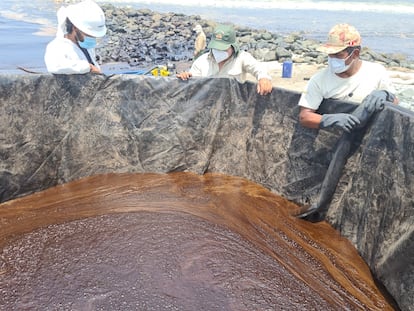 El Servicio Nacional de Áreas Naturales Protegidas por el Estado retiró este miércoles unos 2.000 galones de petróleo de una playa de la Zona Reservada de Ancón, en Perú.