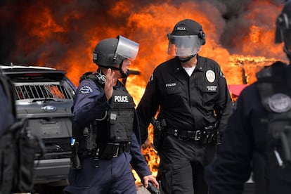 O comandante da polícia de Los Angeles, Cory Palka, durante os distúrbios de sábado.