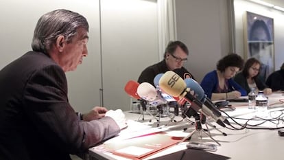 Jon Gangoiti, en la rueda de prensa en el aeropuerto de Loiu.