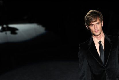 Un modelo desfila para la firma Gucci en la semana de la moda masculina de Milán.