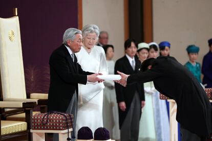 El emperador japonés Akihito entrega su declaración al chambelán después de pronunciar su discurso ante los principales funcionarios del gobierno y miembros de las familias reales durante su ceremonia de abdicación en la sala estatal de Matsu-no-Ma dentro del Palacio Imperial, en Tokio (Japón). El emperador Akihito de Japón renunció formalmente el 30 de abril de 2019, la primera abdicación durante 200 años en la monarquía más antigua del mundo, mientras su hijo Naruhito se preparaba para tomar el Trono del Crisantemo e iniciar una nueva era imperial.