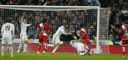 Ramos marca un gol al Rayo.