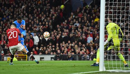 Renan Lodi, en el remate que supuso el gol del triunfo del Atlético en Old Trafford. PETER POWELL (EFE)