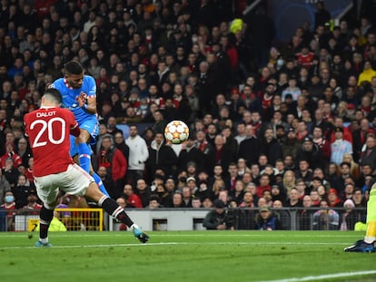 Renan Lodi, en el remate que supuso el gol del triunfo del Atlético en Old Trafford. PETER POWELL (EFE)