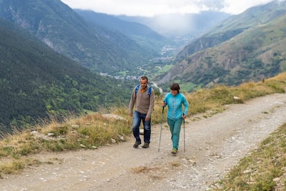 Dos vecinos, con el valle como escenario, completan una ruta por un camino en el que conviven senderistas y ciclistas.