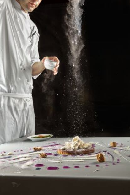 El cocinero Grant Achatz fue el pionero en crear sobre un mantel en la mesa un plato lienzo donde se elabora un postre a los ojos de los comensales. En la imagen un ejemplo sobre cómo se elabora.