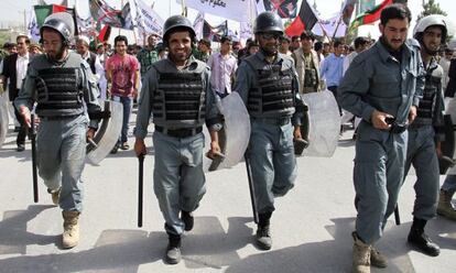 Policias afganos durante una manifestación en Kabul.