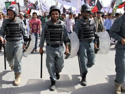 Policias afganos durante una manifestaci&oacute;n en Kabul. 