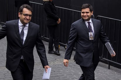 Andrés Manuel y Gonzalo López Beltrán, en la ceremonia oficial donde Sheinbaum tomó posesión como jefa de Gobierno de Ciudad de México, en 2018.