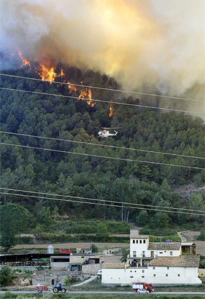 El incendio se acerca peligramente a Sallent (Barcelona).