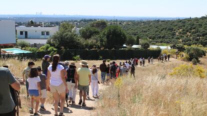 Los vecinos en la caminata de protesta por la zona protegida de Torrelodones.