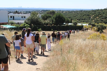 Los vecinos en la caminata de protesta por la zona protegida de Torrelodones.