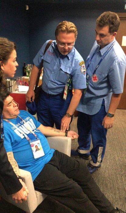 Maradona es atendido por personal sanitario en el estadio de San Petesburgo tras el encuentro entre Argentina-Nigeria.