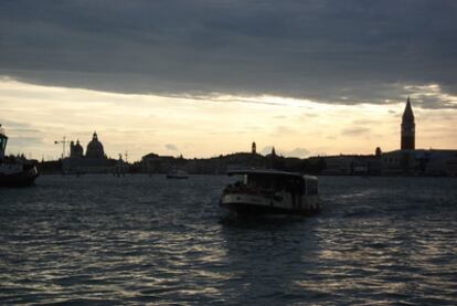 Vista de Venecia al atardecer desde el 'vaporetto'