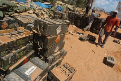 Rebeldes libios cargan minas antipersona en un camión para llevarlas a un lugar seguro y evitar que sean robadas.