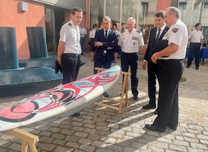 Una tabla de surf caleteada por la organización de Castellar para esconder droga en su interior, este lunes en la Comisaría de Algeciras