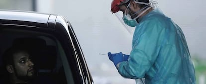 Un sanitario realiza un test PCR a una de las personas citadas en una de las carpas instaladas en los alrededores de la zona del centro sanitario Carlos Castilla del Pino de Córdoba. 