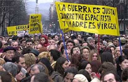 En Bilbao, el número de asistentes a la convocatoria se midió en decenas de miles. Algunas de las pancartas y de las consignas que se corearon también mostraron el rechazo a la violencia de ETA.