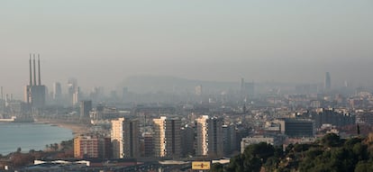 Imagen de Barcelona con una nube de contaminación.