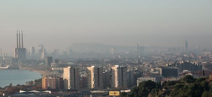 Imagen de Barcelona con una nube de contaminaci&oacute;n.