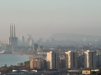 Imagen de Barcelona con una nube de contaminaci&oacute;n.