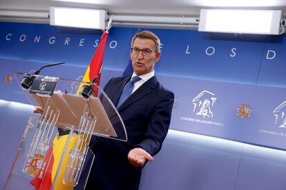 El líder del PP, Alberto Núñez Feijóo, en rueda de prensa tras la reunión mantenida con el presidente del Gobierno en funciones y secretario general del PSOE, Pedro Sánchez.