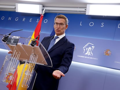 El líder del PP, Alberto Núñez Feijóo, en rueda de prensa tras la reunión mantenida con el presidente del Gobierno en funciones y secretario general del PSOE, Pedro Sánchez.