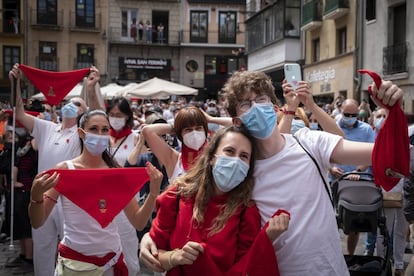 De manera espontánea un pequeño grupo de personas celebra el comienzo de las suspendidas fiestas de San Fermín en la plaza Consistorial donde tradicionalmente se celebra el chupinazo que da comienzo a las fiestas, el 6 de julio.