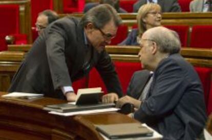 El presidente catal&aacute;n, Artur Mas, conversa con el consejero de Econom&iacute;a de Catalu&ntilde;a, Andreu M&aacute;s-Colell.