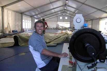 Juan Messeguer, en el taller de velería del puerto de Valencia.