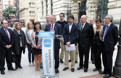 Antón Damborenea interviene junto a candidatos del PP de Bizkaia, delante de la Diputación, en Bilbao.