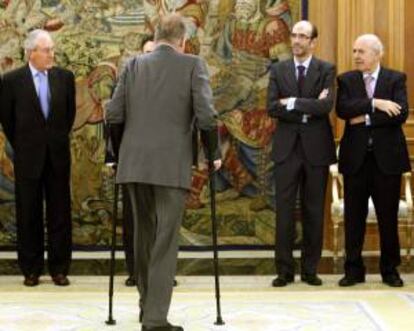 El rey Juan Carlos, que recibió hoy en audiencia en el Palacio de la Zarzuela al Consejo de Administración de ENAGÁS encabezado por su presidente, Antonio Llardén, se dirige a posar para la foto de familia.