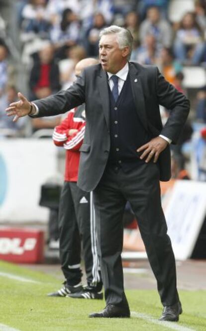 Ancelotti da instrucciones durante el partido en Riazor.