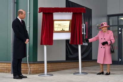 La reina Isabel II y su nieto, el príncipe Guillermo de Inglaterra, en el Laboratorio de Tecnología y Ciencia de Defensa de Porton Down, el jueves. 