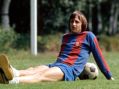 Johan Cruyff posa con la camiseta del F. C. Barcelona en 1974. 