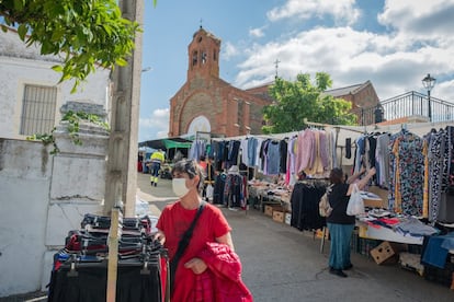 Isabel Piris, de 62 años, en el mercadillo que se instala todos los miércoles en Cedillo.