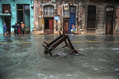 Una butaca es llevada por el agua que inunda una calle de La Habana (Cuba).