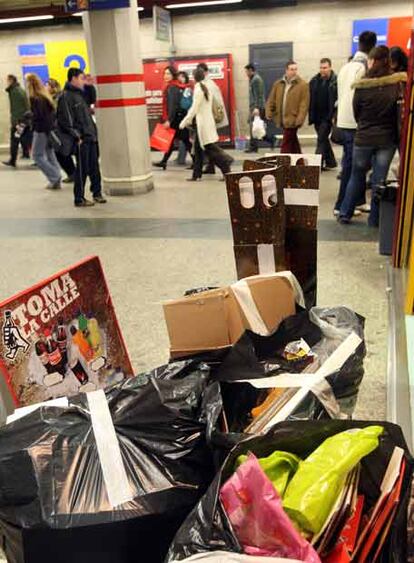 Basura acumulada ayer en la estación de metro de Sol.