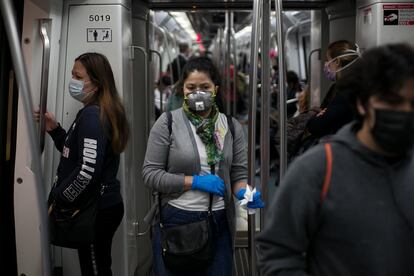 Usuarios del Metro de Barcelona en un vagón de la línea 5.